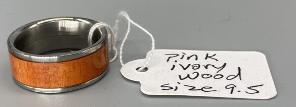 A can of paint and a tag with the words " pin i love you si zi ".